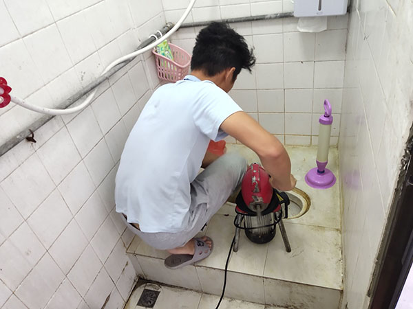 本号镇管道堵塞冒臭气 专业师傅现场解决问题