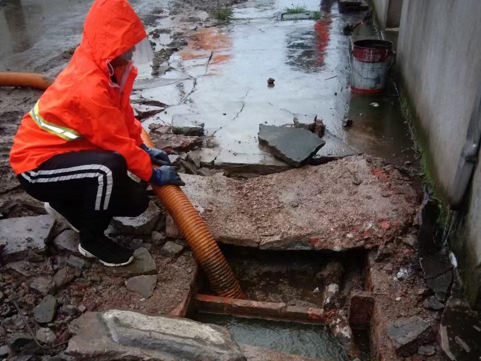 本号镇专业清理污水池 炜誉市政以规范流程守护城市 “肠道”