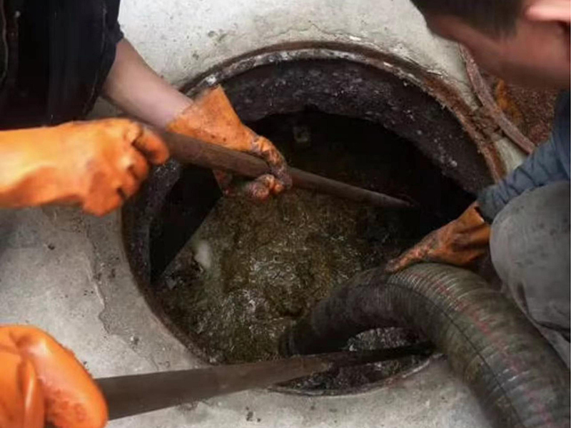 本号镇清理化粪池时如何避免沼气的危害?